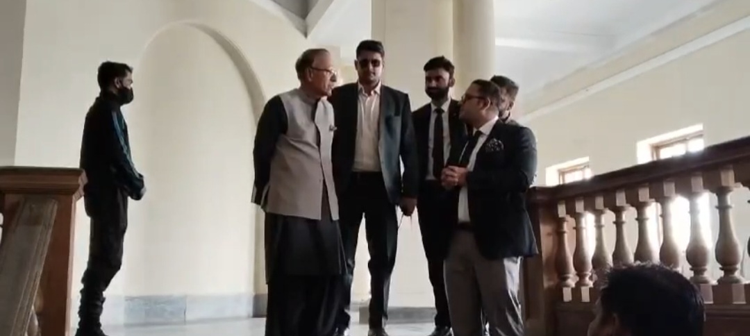   سندھ ہائی کورٹ نے سابق صدر عارف علوی  کی بیس دن کے لیے حفاظتی ضمانت منظور کرلی