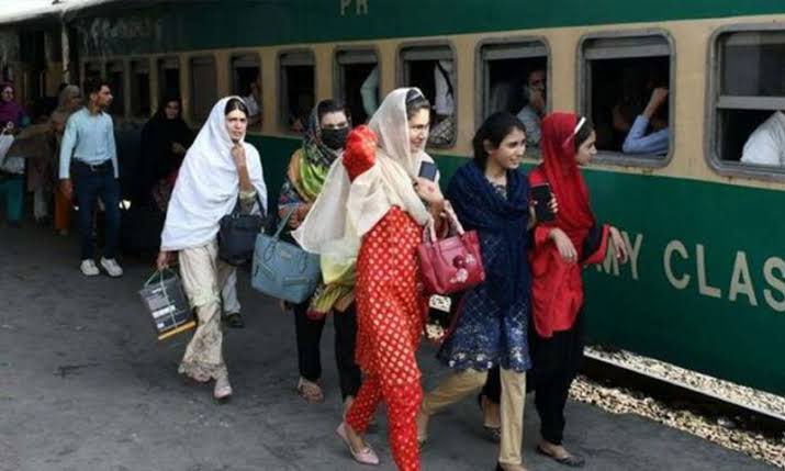   کراچی میں  محکمہ ریلوے کی  بجلی  منقطع ہونے  سے ٹکٹوں کی بکنگ سمیت  آن لائن سسٹم  متاثر۔ آٹو  سگنل  نظام بھی بند ہونے کا خطرہ
