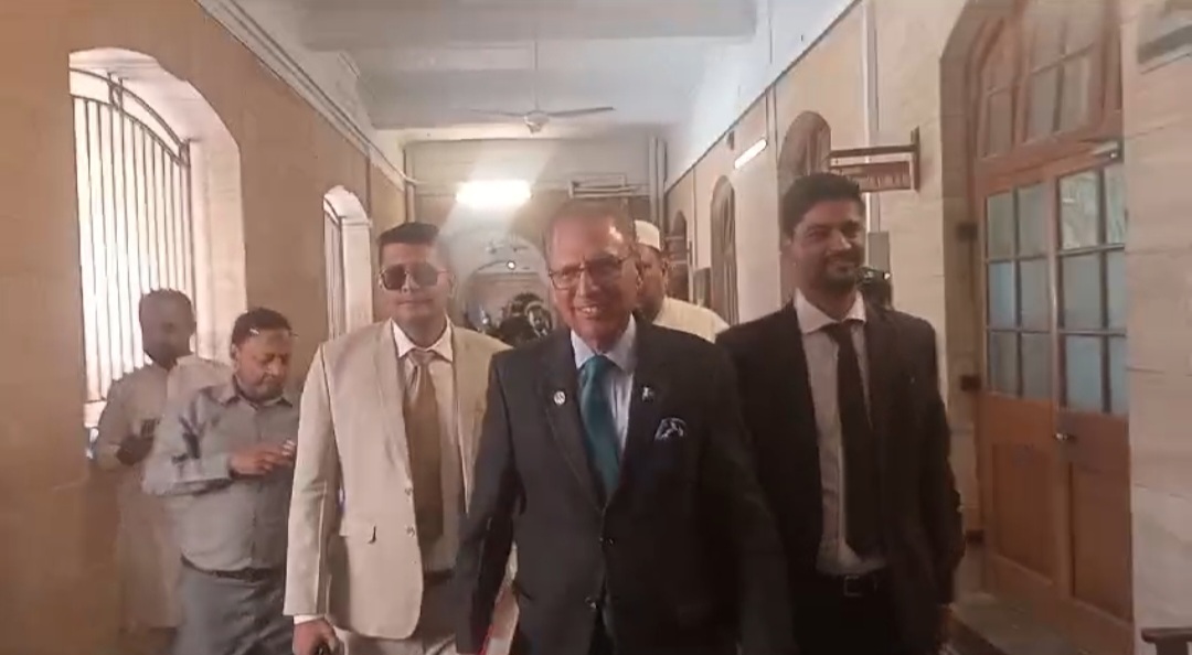   سندھ ہائی کورٹ نے سابق صدر عارف علوی کو عدالتی اجازت کے بغیر گرفتار کرنے سے روک دیا