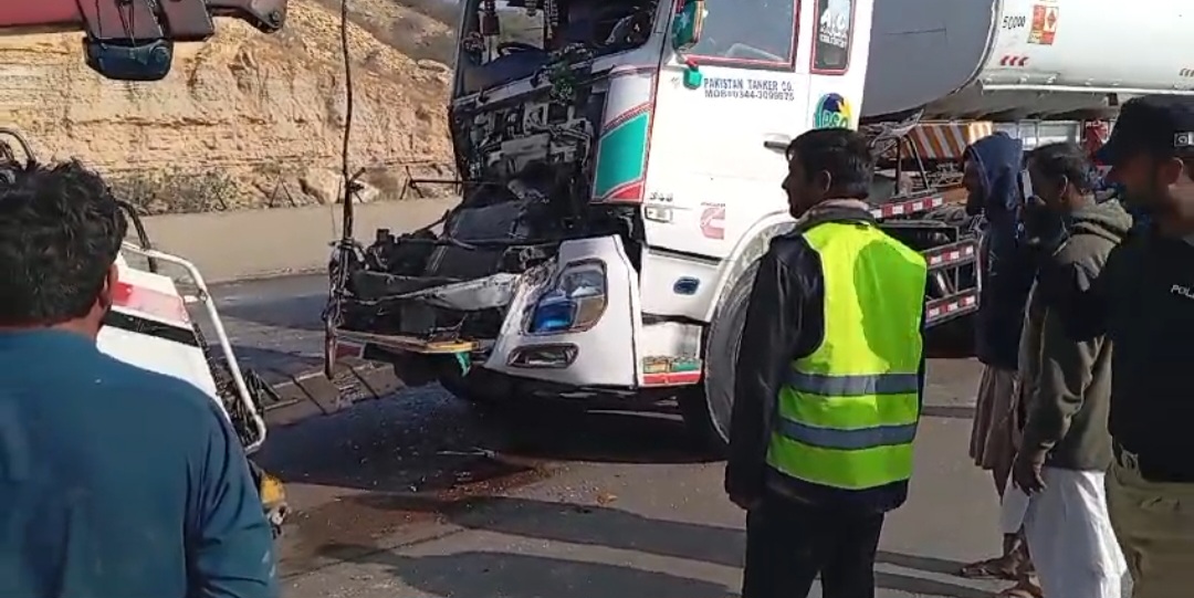  حیدرآباد سے کراچی آتے ہوئے سپر ہائی وے پر ٹریفک حادثہ