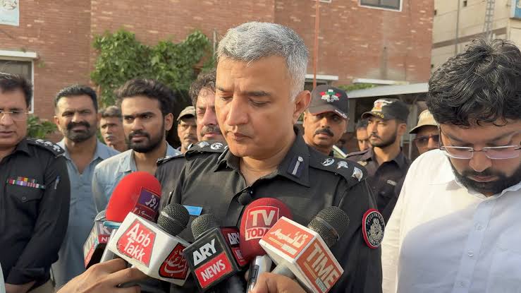پولیس کی جانب سے اگر غلط ہوا ہے تو وہ کورٹ میں جائے مگر افسوس ان لوگوں نے احتجاج کا رستہ اختیار کیا، ایس ایس پی حیدرآباد فرخ لنجار