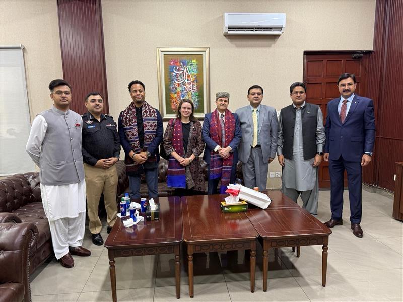  کراچی  میں امریکی قونصل جنرل اسکاٹ اربام کا  حیدرآباد کا دورہ۔ سرکاری عہدیداروں، نوجوانوں، تعلیمی رہنماوں اور کاروباری برادری سے ملاقاتیں کیں
