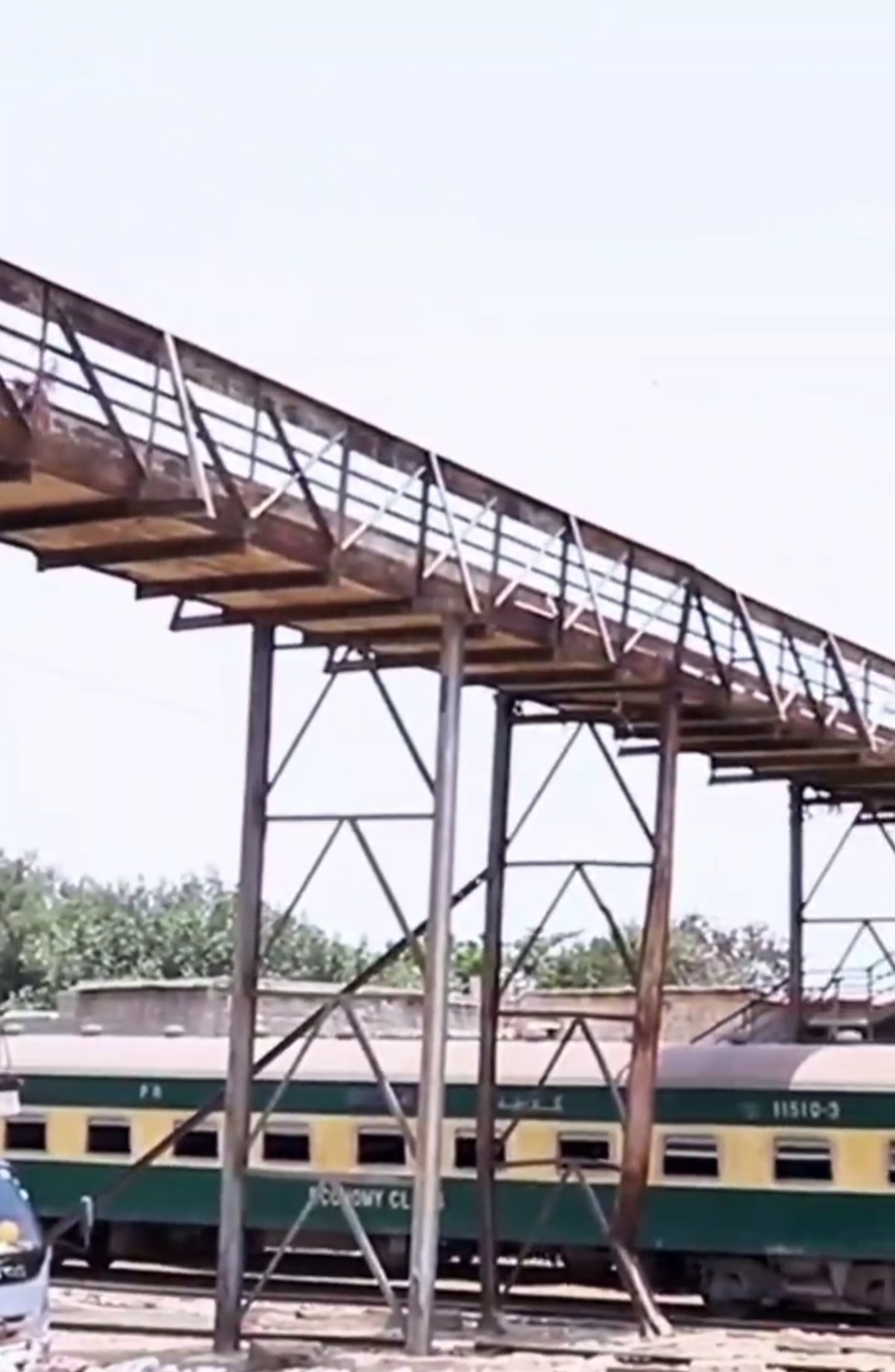  کے الیکٹرک کی صدر ریلوے کالونی میں بجلی چوروں اور کنڈا مافیا کے خلاف کارروائی