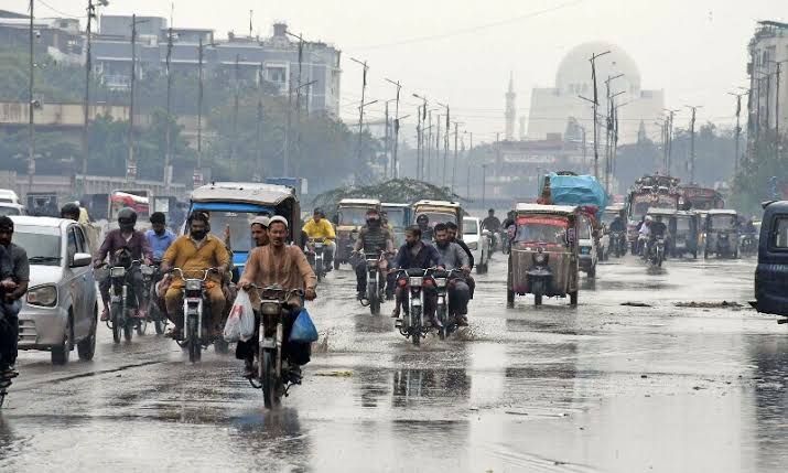  مختلف علاقوں میں کیچڑ اور پھسلن کے باعث ٹریفک کی روانی بھی متاثر ہو رہی ہے۔۔محکمہ موسمیات کا کہنا ہے کراچی میں مون سون کا سسٹم کمزور پڑ چکا ہے۔