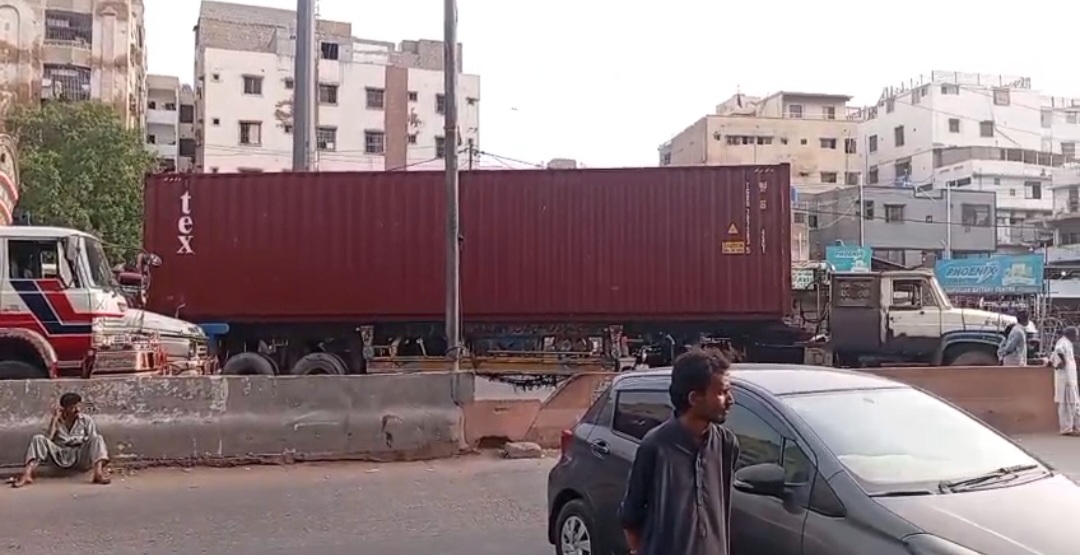  کراچی میں پنجاب چورنگی کےقریب بجلی کی بندش کےخلاف مکینوں کی جانب سے احتجاج کیا گیا