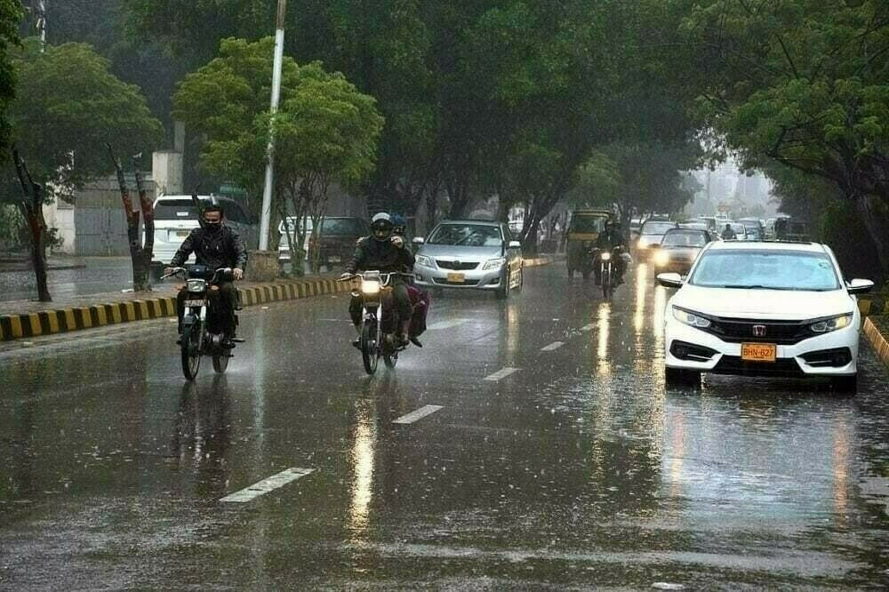 کراچی میں بارش کے بعد شہر کی صورتحال بہتر ہونے لگی ہے۔