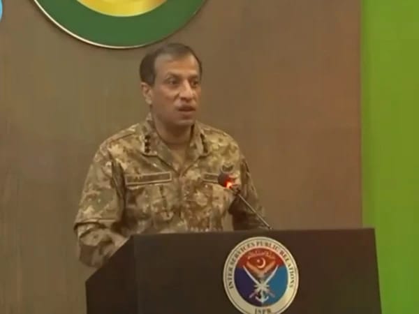 ڈی جی آئی ایس پی آر لیفٹیننٹ جنرل احمد شریف نے دی ملینیم یونیورسل کالج اور فیوچر ورلڈ اسکول میں طلبا و اساتذہ کے ساتھ خصوصی نشست