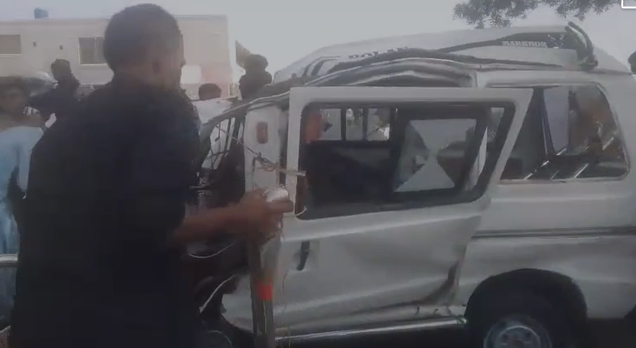 کراچی میں عیدالاضحیٰ کے دوسرے روز شہر کے مختلف علاقوں میں ٹریفک حادثات کے دوران جاں بحق افراد کی تعداد چھ ہوگئی ہے۔
