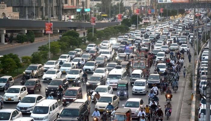 کراچی میں شاہراہِ بھٹو پر ٹریفک حادثے کے نتیجے میں ایک خاتون جاں بحق جبکہ گیارہ افراد زخمی ہوگئے۔