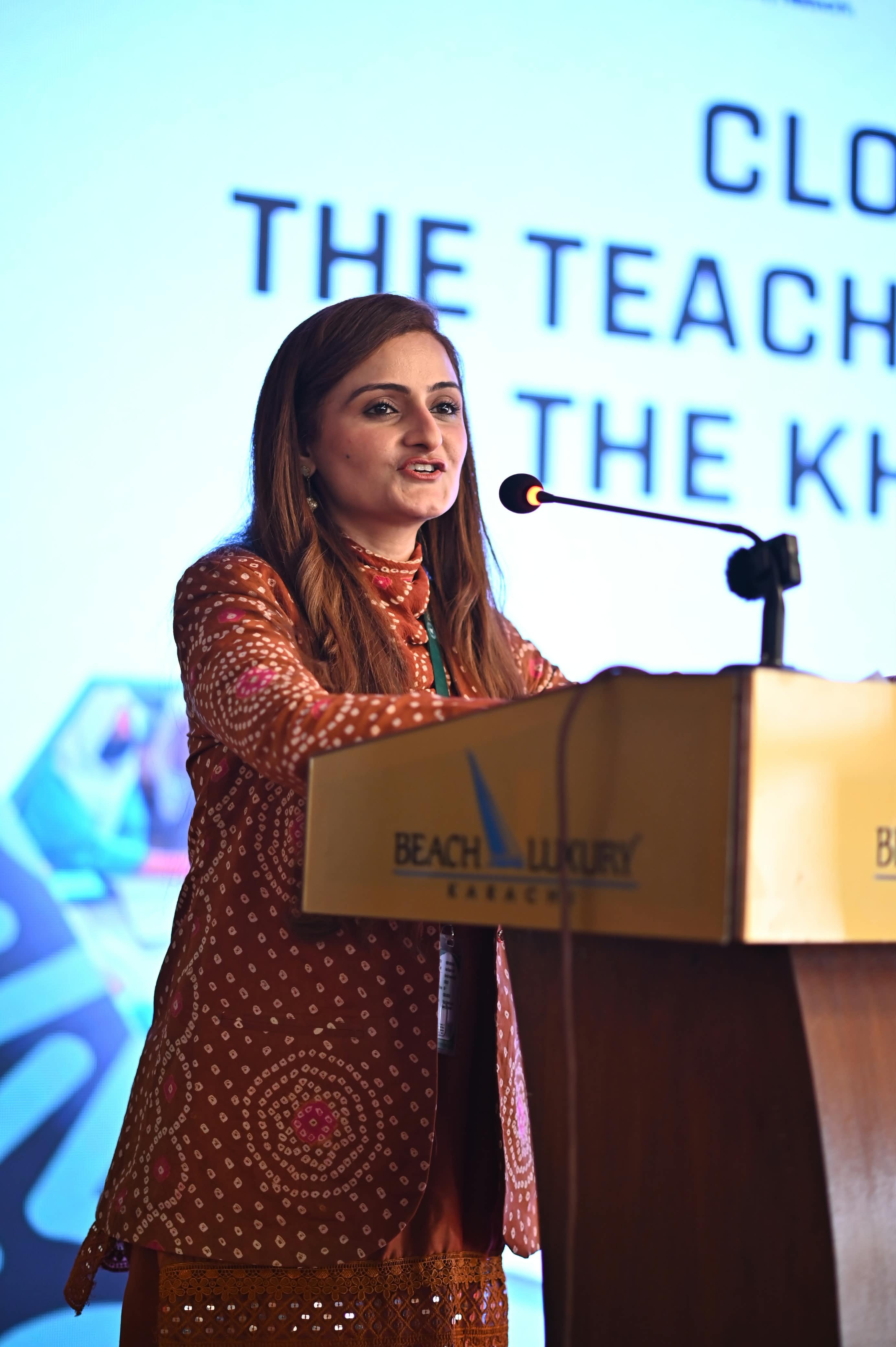  سندھ حکومت، یونیسف اور خان اکیڈمی پاکستان کی جانب سے اے آئ  پر مبنی تربیت مکمل کرنے والے اساتذہ کے اعزاز میں تقریب