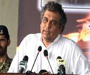 کراچی میں سی ویو کے ساحل کے قریب پھنسے بحری جہاز کو نکالنے کے لیے آپریشن تاحال شروع نہیں ہوسکا 
