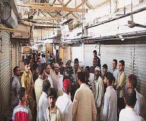 کے ایم سی کے محکمہ انسداد تجاوزات  نے  نالے پر قائم جوبلی کلاتھ مارکیٹ کی  اس سو چونسٹھ دکانوں کو گرانے کی کارروائی شروع 