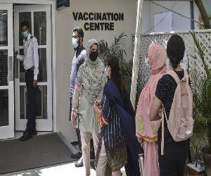 کراچی میں  ایکسپو سینٹر سے کورونا ویکسین لگوانا امتحان بن گیا