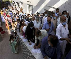 کراچی ایکسپو سینٹر میں آئی ڈپارٹمنٹ سے منسلک افرادکے تنخواہوں کی عدم ادائیگی پر احتجاج کیاجس کےباعث ویکسینیشن کا عمل چار گھنٹے معطل رہا۔