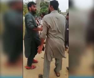 کراچی کے علاقے لانڈھی  لیبر اسکوائر میں  دوگروپوں کے درمیان مصلح تصادم کے نتیجے میں  ایک شخص ہلاک اور تین زخمی ہو گئ