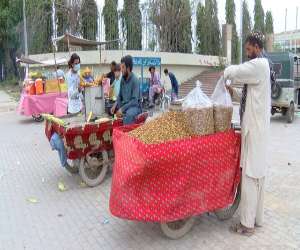 کراچی میں کورونا ویکسی نیشن سینٹرز دہاڑی دار اور کم آمدنی والے افراد کے لئے روزگار کا ذریعہ بننے لگے۔