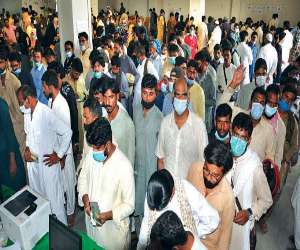 کراچی میں کورونا سے بچاو کی ویکسین لگنے کےبعد شہریوں کی بڑی تعداد نادامیگا سینٹرمیں ویکسینیشن سرٹیفکیٹ کےحصول اورنئے شناختی کارڈکےلیے پہنچ رہی ہے۔