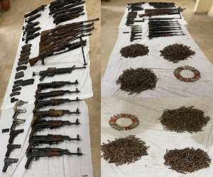 کراچی میں رینجرزنے نیوکراچی ٹاؤن سیکٹر فائیو ای  میں بند گودام سے بھاری تعداد میں اسلحہ اورایمو نیشن برآمد کر لیا