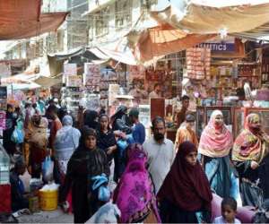 کراچی میں لاک ڈاون تو ختم ہوگیا لیکن مارکیٹس میں تاحال کورونا ایس او پیز پر عملدرآمد کا فقدان ہے
