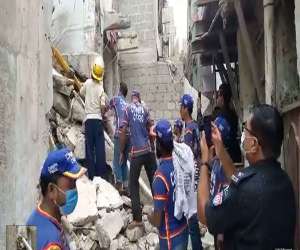 کراچی کے علاقے شومارکیٹ ،گارڈن میں ایک منزلہ عمارت کی چھت گرگئی۔