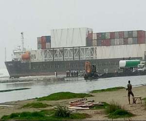 کراچی کے ساحل پر پھنسے بحری جہاز کو آج  دس سے بارہ میٹر تک گھسیٹا گیا