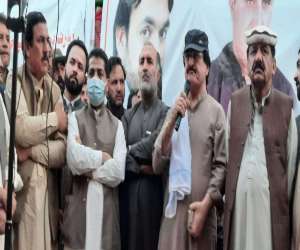  بلوچستان کےعلاقے زیارت خانوزئی کراس پر مانگی ڈیم واقعے کے خلاف ورثاء  کا لاشیں رکھ  کر احتجاج