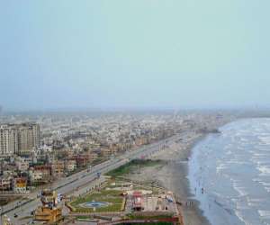 کراچی   کے علا قے کورنگی ابراہیم حیدری میں پیٹرول پمپ  میں آگ لگ گئی  