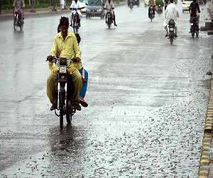  کراچی میں بارش تو تھم گئی مگر گلیوں میں کھڑے پانی نے شہریوں کو نئی مشکل میں ڈال دیا