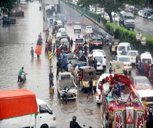 کراچی میں بارش کے بعد سڑکیں  تالاب بن گئیں