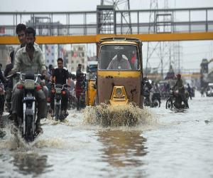 کچھ دیر کی موسلادھار بارش  سے کراچی  پانی پانی ہو گیا 
