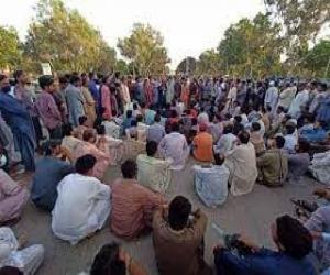 برطرف ملازمین  نے سپریم کورٹ کراچی رجسٹری کےسامنے مظاہرہ