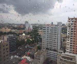  کراچی سے سمندری طوفان کا خطرہ تو ٹل گیا لیکن شہر میں بارش کا سلسلہ جاری ہے۔