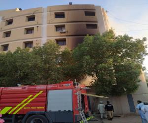 کراچی پولیس آفس  کے احاطے میں رکھے  پرانے فرنیچر میں آگ لگ گئی