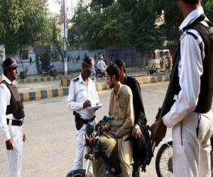 کراچی کی سڑکوں پر ٹریفک قوانین کی مبینہ خلاف ورزیوں کے ریکارڈ ٹوٹ گئے۔