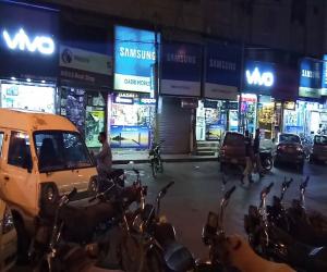 کراچی میں لیاری کھڈہ مارکیٹ میں ٹیڑھی ہونے والی عمارت کو گرانے  کا آپریشن روکنا پڑگیا۔ 