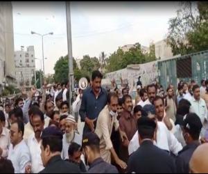 کراچی میں   ویکسینیٹرز  کا مطالبات کے حق میں  احتجاج۔