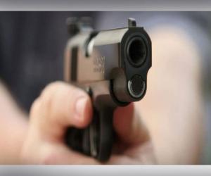 کراچی کے علاقے کورنگی میں فائرنگ کرکے دو افراد کی جان لے گئی