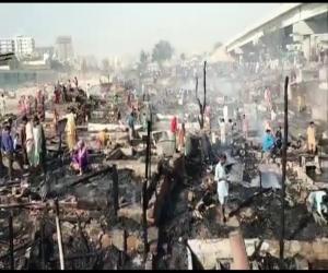 کراچی میں تین ہٹی کے نزدیک شارع پاکستان پرلیاری ندی سےمتصل  جھگیوں میں آگ لگنے سےپینتس سےزائدجھگیاں جل کرخاکستر