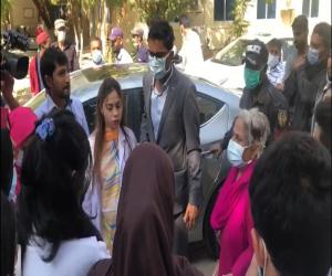 ڈاؤ یونیورسٹی اوجھا کیمپس  میں تنخواہوں میں اضافہ نہ ہونےپرہاوس جاب ڈاکٹروں نےصوبائی وزیرصحت سندھ کی گاڑی کوروک کراحتجاج کیا۔
