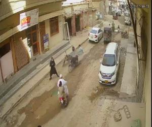 کراچی کے علاقےبلدیہ میں موٹر سائیکل پرسوار 2ملزمان کی شہری کو لوٹ کر فرارہونے کی سی سی ٹی وی فوٹیج سامنے آگئی