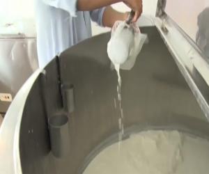 کمشنر کراچی نے شہر میں دودھ کی  قیمت120 روپے فی لیٹر مقررکرنے کانو ٹیفیکشن جاری کر دیا۔ 
