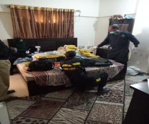 کراچی میں عمارت کی تیسری منزل سے گر کر  ماں اور  چار سالہ بیٹی  کی جان چلی گئی