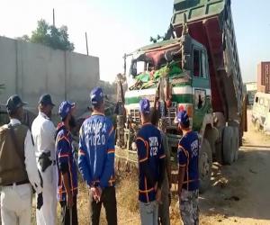 کراچی کے سپر ہائی وے معمار کٹ کے قریب تیز رفتار  ڈمپر نے دو موٹر سائیکلوں سوار وں کو کچل دیا۔