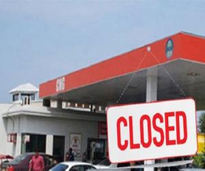 کراچی سمیت سندھ بھر میں سی این جی  اسٹیشنز کو گیس سپلائی بند کرنےکےخلاف اسٹیشن مالکان اور ملازمین کا دھرنا دوسرے روز  بھی جاری ہے۔