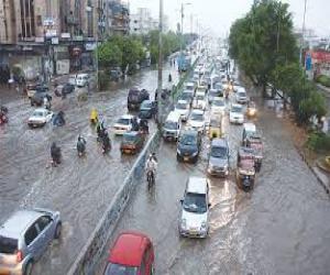 کراچی میں گزشتہ روز سے بارش کا سلسلہ جاری ہے سب سے ذیادہ بارش سرجانی ٹائون میں ہوئی شہر کے مختلف علاقوں کی سڑکیں زیر آب آگئیں
