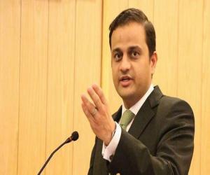 ایڈمنسٹریٹر   بلدیہ عظمی کراچی   مرتضی وہاب کا کہنا ہےبلاتفریق عوام کی خدمت کررہے ہیں۔