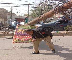 کراچی میں   تیزاور گرد آلود ہواوں نے  تباہی مچادی۔ کہیں درخت اور پول۔ تو کہیں دیواریں اور چھتیں گریں