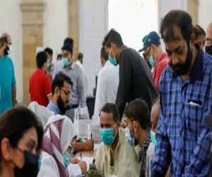 کراچی میں کورونا وائرس کے مثبت کیسز کی شرح بڑھی تو ویکسی نیشن مکمل کرانے والے افراد نے بوسٹر ڈوز لگوانے کے لیے ویکسنیشن سینٹر کا رخ کرلیا