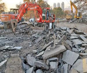 کراچی کے علاقے عزیز آباد میں عدالت کا غیرقانونی تعمیرات کے خلاف کارروائی کا حکم۔
