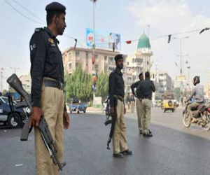کراچی گلشن حدید میں گھر میں داخل ہونے والے ڈاکووں کا سیکیورٹی گارڈ سے مقابلہ۔